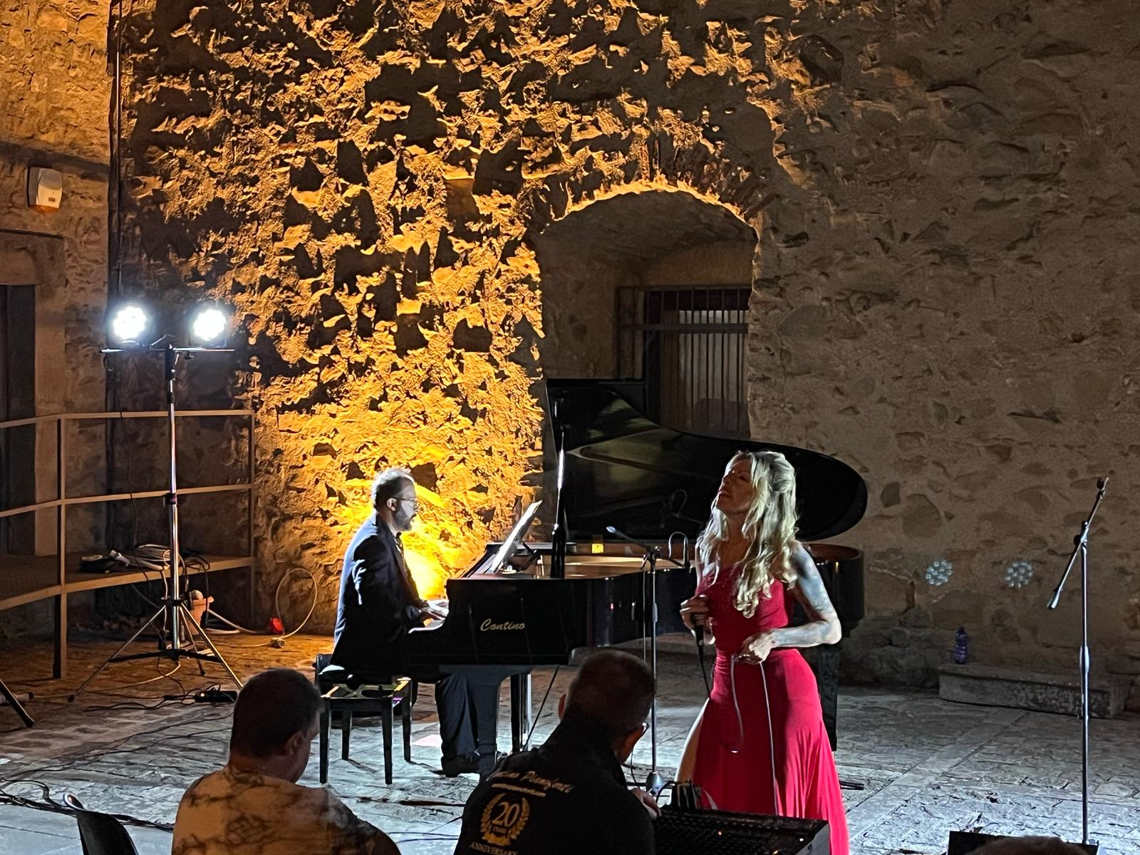 Statua Raccuja Taryn Szpilman incanta il Castello Branciforti di Raccuja: un debutto ...